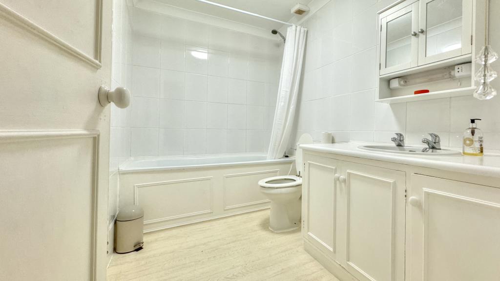 Lot: 167 - TWO-BEDROOM TOP FLOOR FLAT - Bathroom with Shower